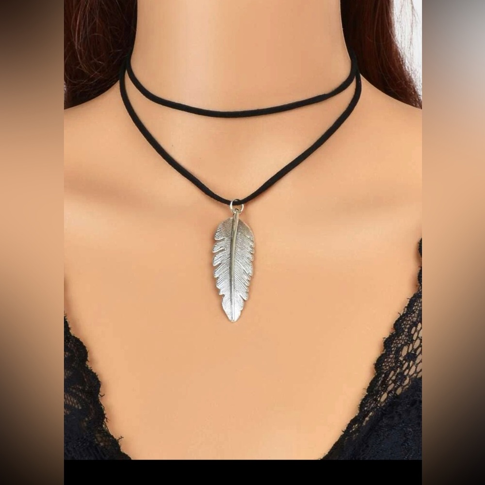 Leaf pendent with layered necklace